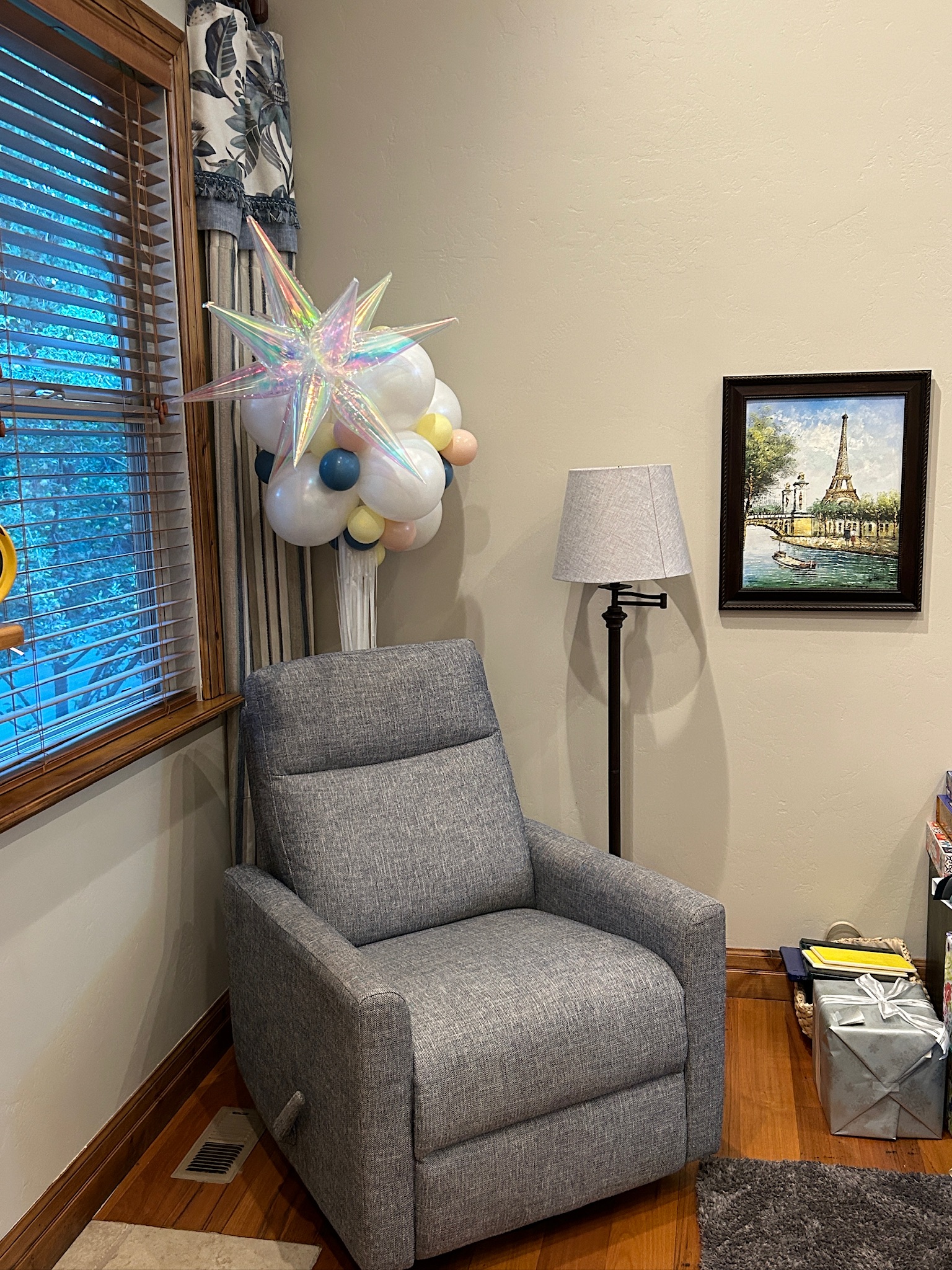 A compact column with a feminine balloon cluster and a beautiful star topper — perfect for tight spaces.